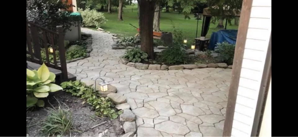 Allée en pavé bordée par une plate-bande aménagée
