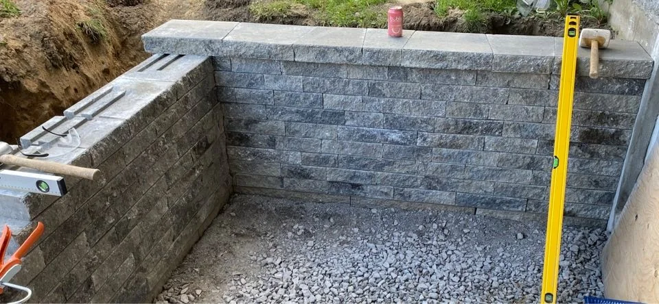 Mur de soutènement en blocs dans une cour avec différence de niveau