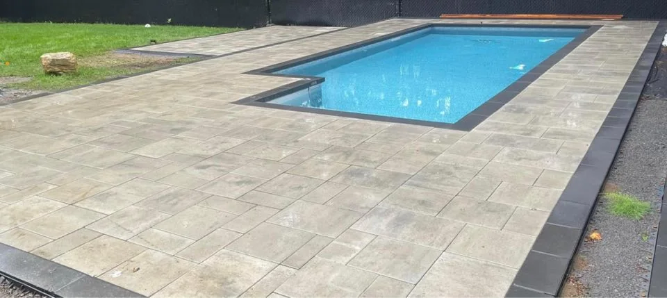 Aménagement extérieur terminé autour d’une piscine