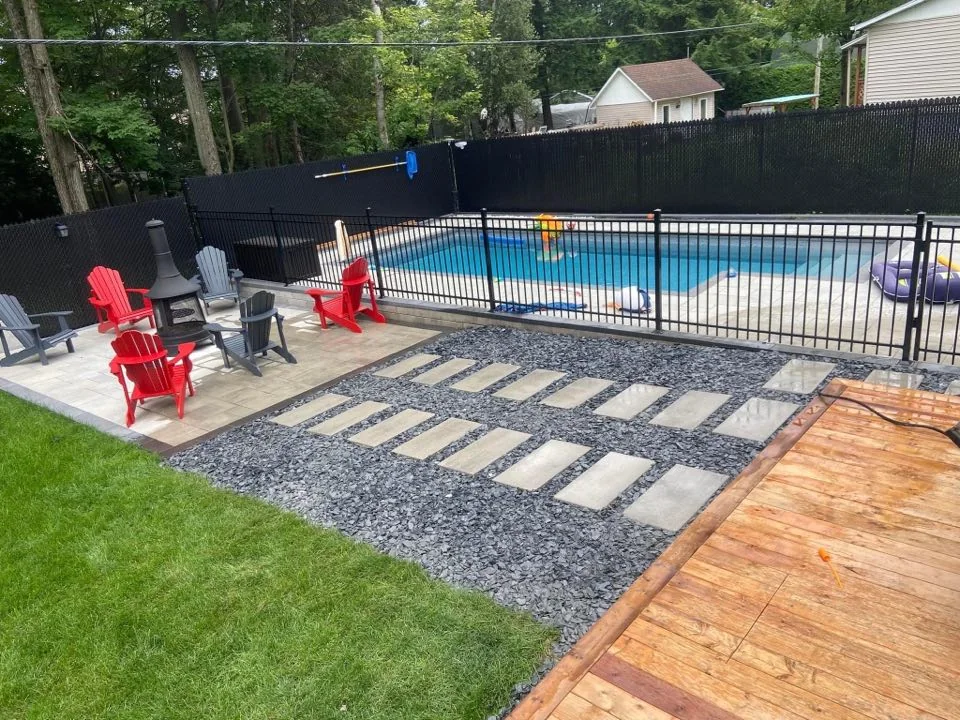 Aménagement extérieur avec piscine, dalles, foyer et terrasse