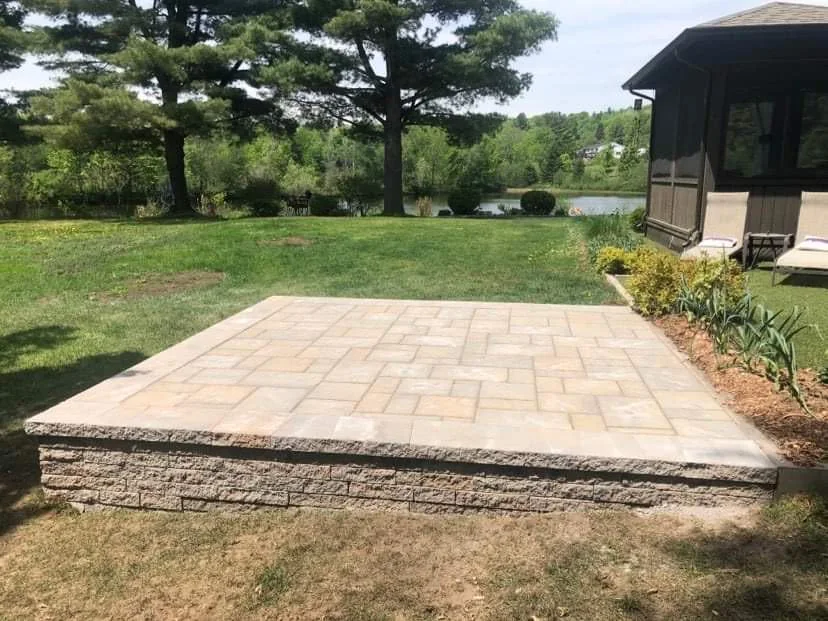 Patio en pavé uni dans une cour arrière