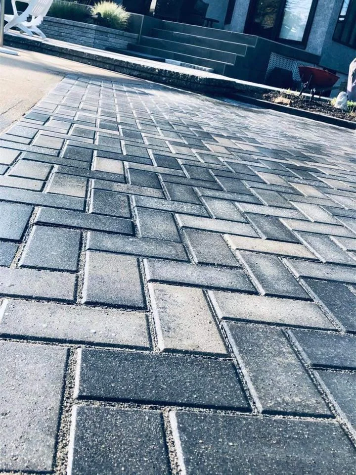 Vue rapprochée d’une surface en pavé uni rectangulaire