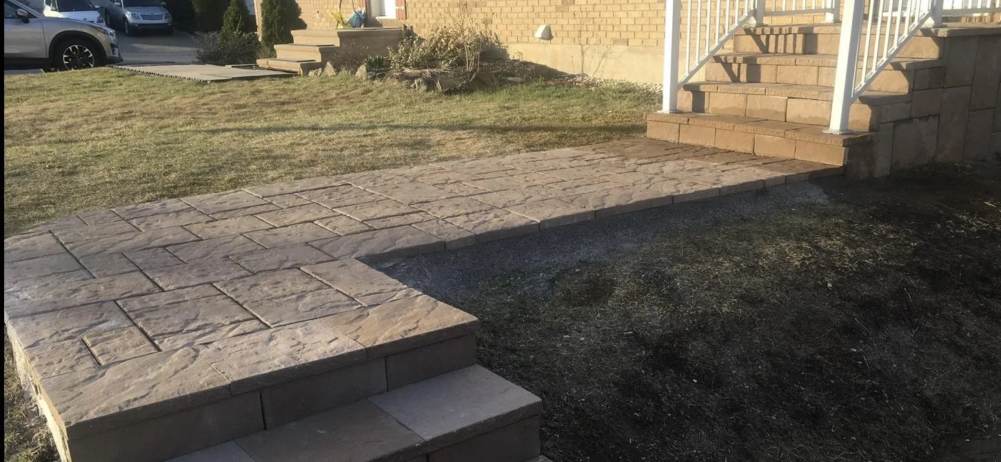 Recouvrement d’une surface de béton en pavé uni