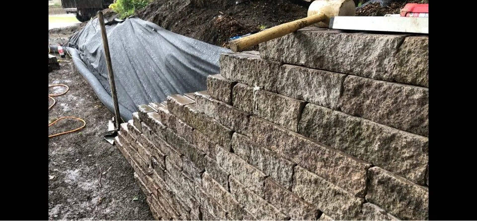 Muret et marches extérieurs à remettre en état