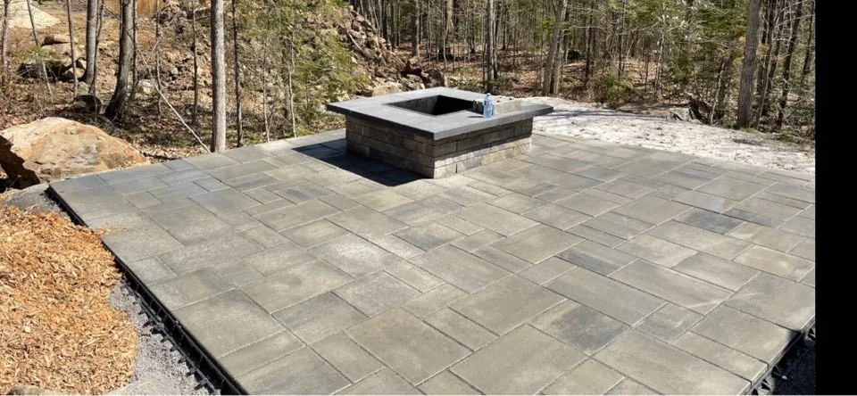 Terrasse en pavé avec foyer extérieur